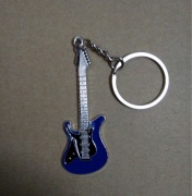 Přívěsek na klíče - modrá elektrická kytara