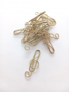 Kancelářské spony zlaté houslové klíče