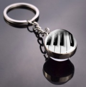 Přívěsek na klíče ve tvaru skleněné koule s potiskem klaviatura