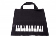 Černá taška s potiskem klaviatury klavíru