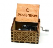 Hrací strojek v dřevěné krabičce hraje melodii Moon River
