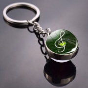 Přívěsek na klíče ve tvaru skleněné koule - zelený houslový klíč