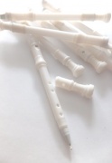 Pero ve tvaru zobcové flétny - bílá barva