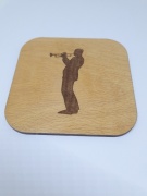 Dřevěný podtácek - hráč na trumpetu