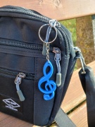 Drobný hudební dárek - modrý přívěšek na klíče