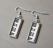 Černobílé skleněné náušnice klaviatura