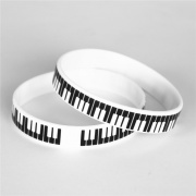 Silikonový náramek ruku s potiskem klaviatura bílá barva