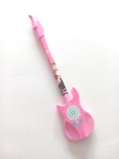 Pero rocková kytara - růžová barva